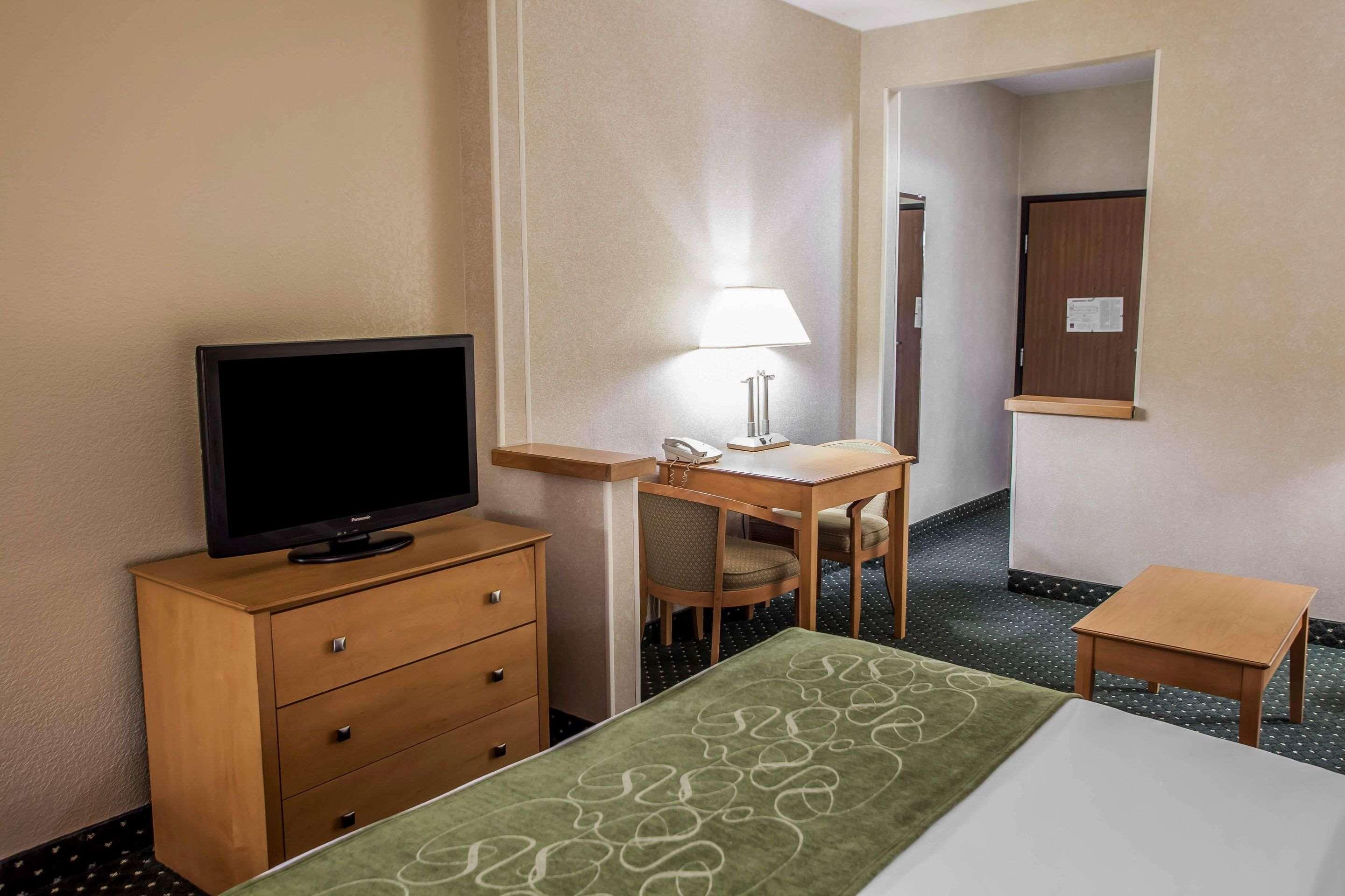 Comfort Suites Peoria I-74 Exterior photo